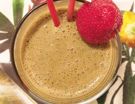 Strawberry spinach smoothie with ginger